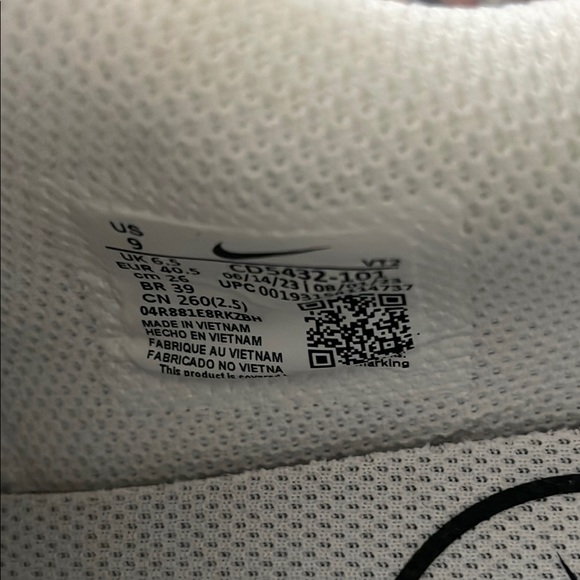 Nike Air Max White and Black Sneakers - Picture 6 of 6